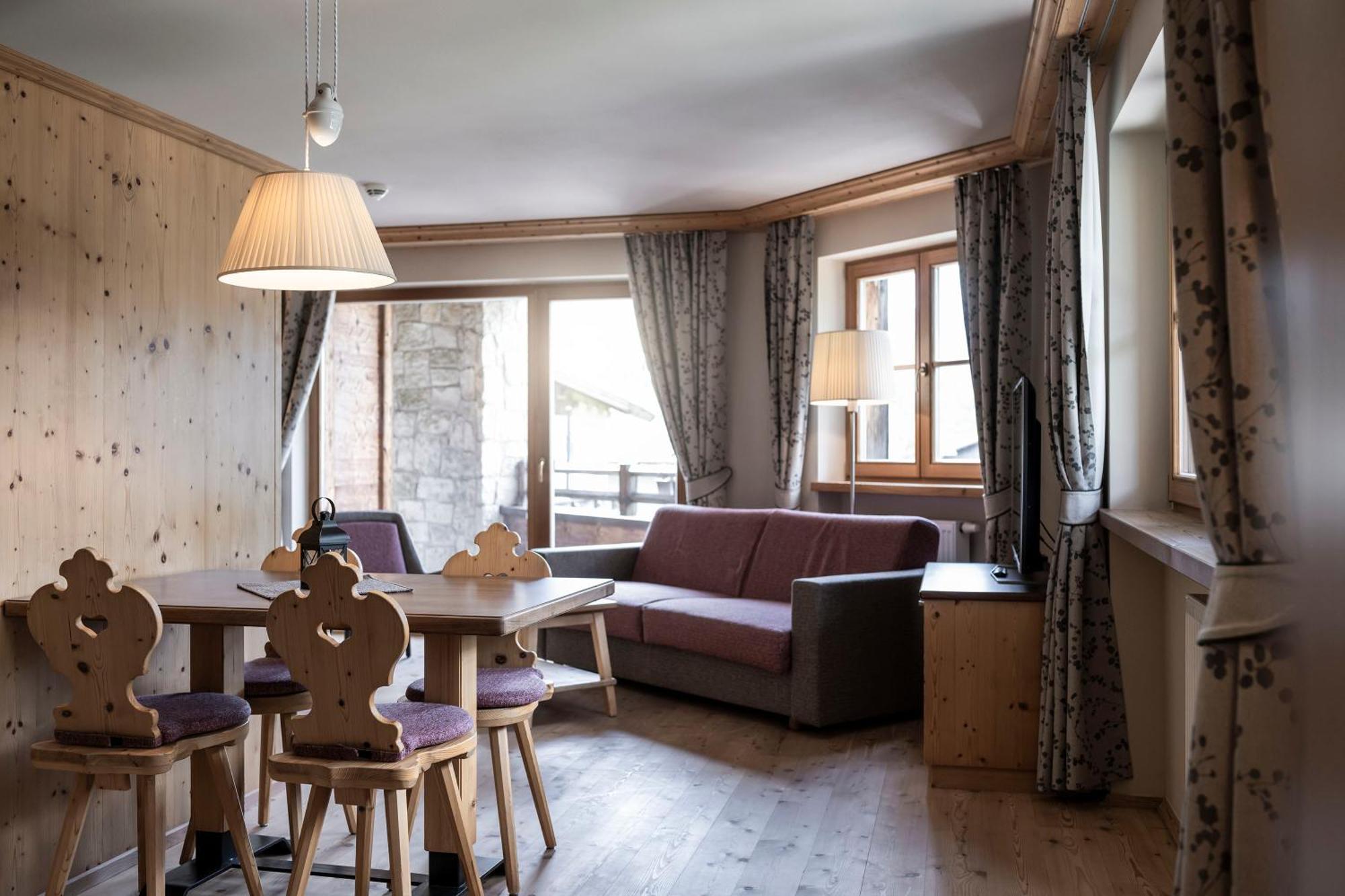 Post Alpina - Family Mountain Chalets San Candido Szoba fotó